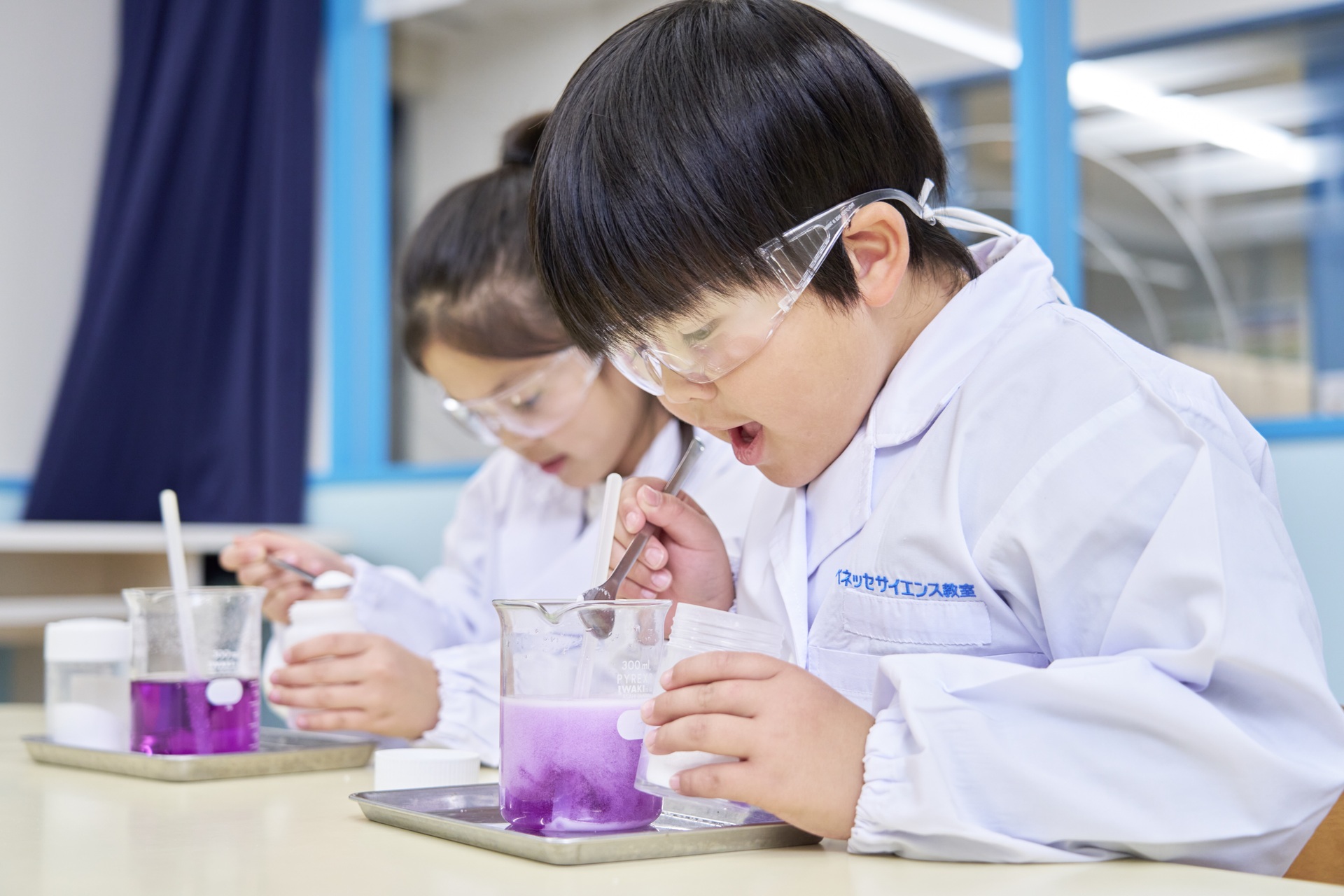 科学実験を楽しむ子どもたち