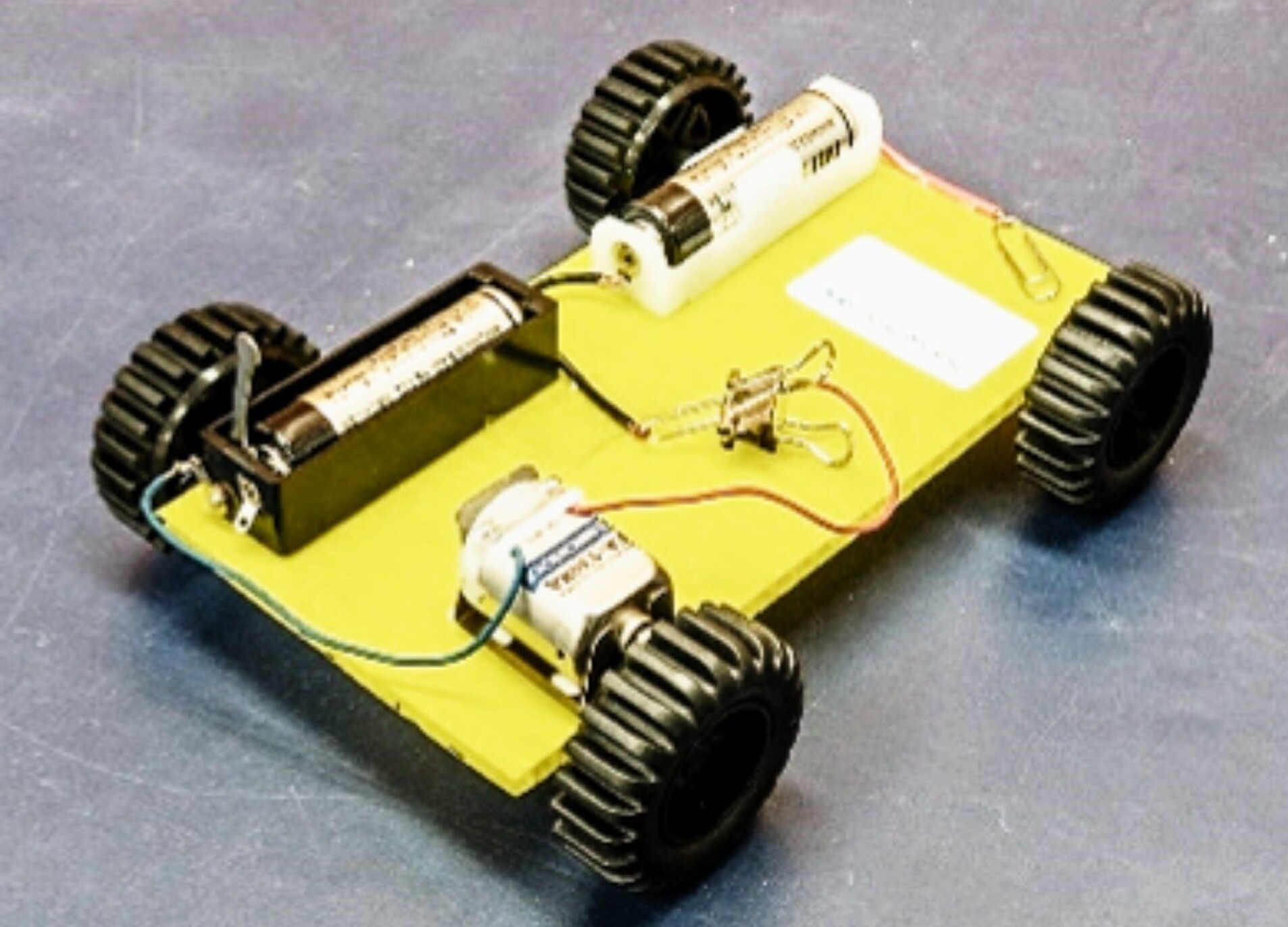 電気のパワーで走る車のおもちゃ