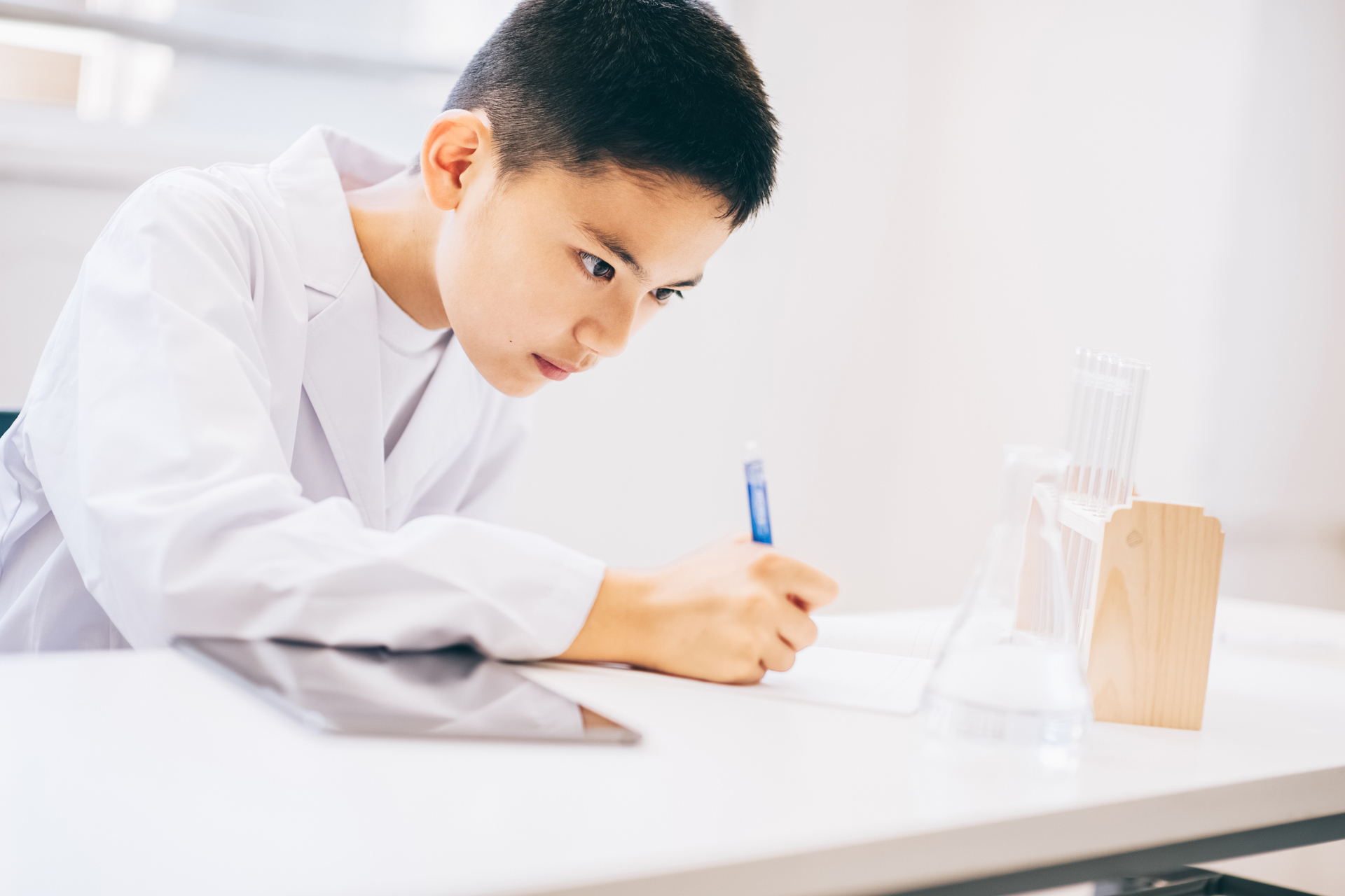 中学受験の問題を解いている受験生