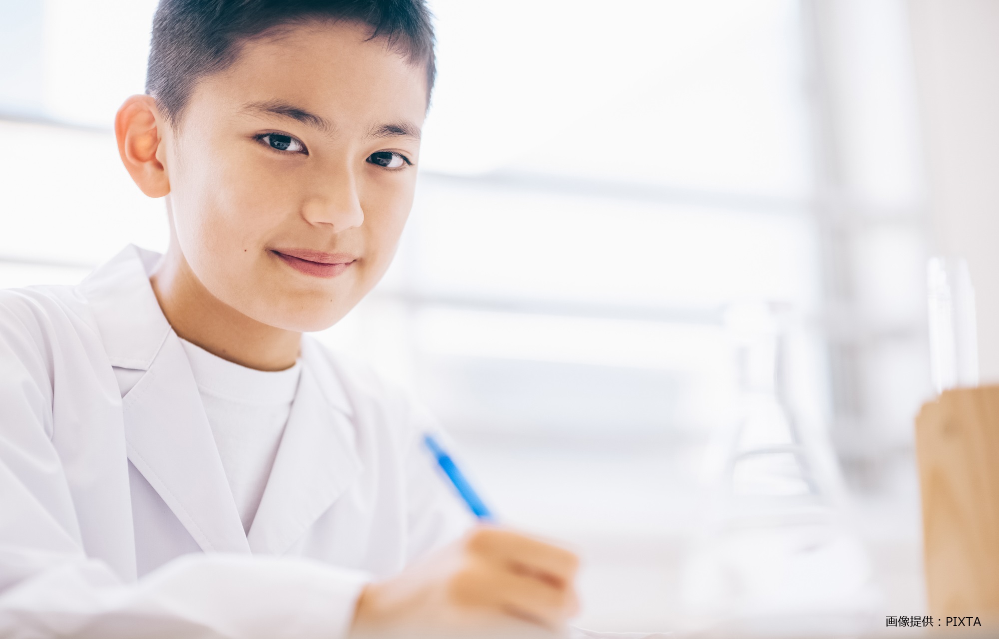 ベネッセサイエンス教室で実験して得た知識をもとに算数の問題を解く小学6年生